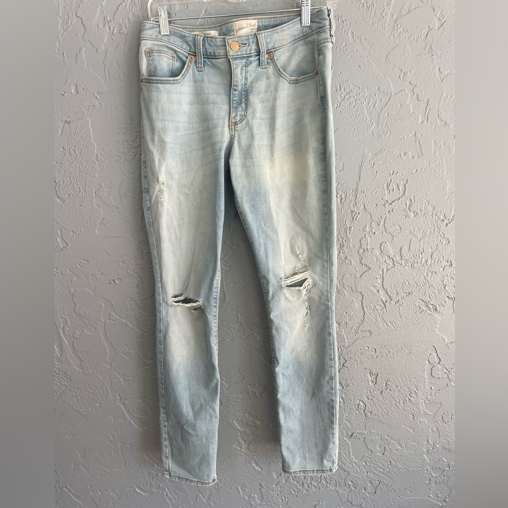 Universal Thread Distressed Jeans